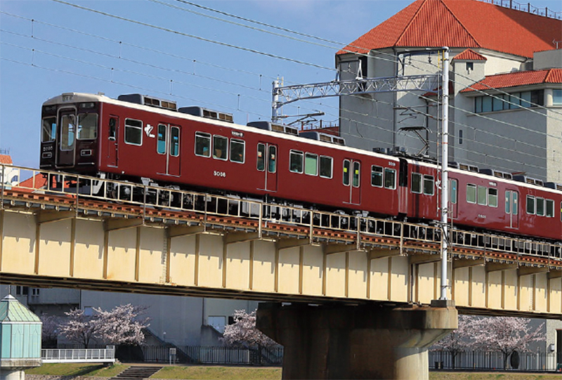 宝塚駅を出発したところの阪急電車