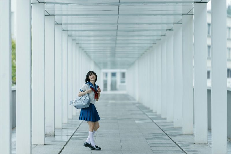 元気に歩こうとする女子高校生