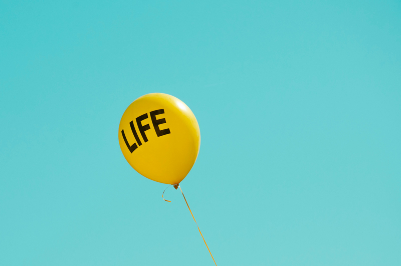 Lifeと書いた黄色い風船