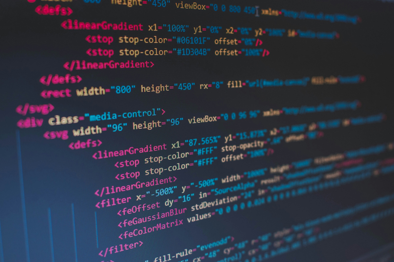 コードが表示されたPC