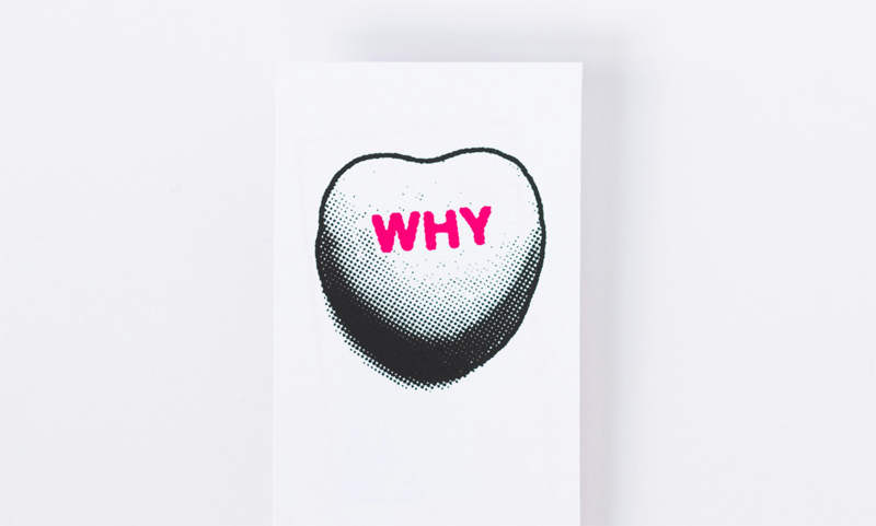 whyと書いてあるハートの造形物