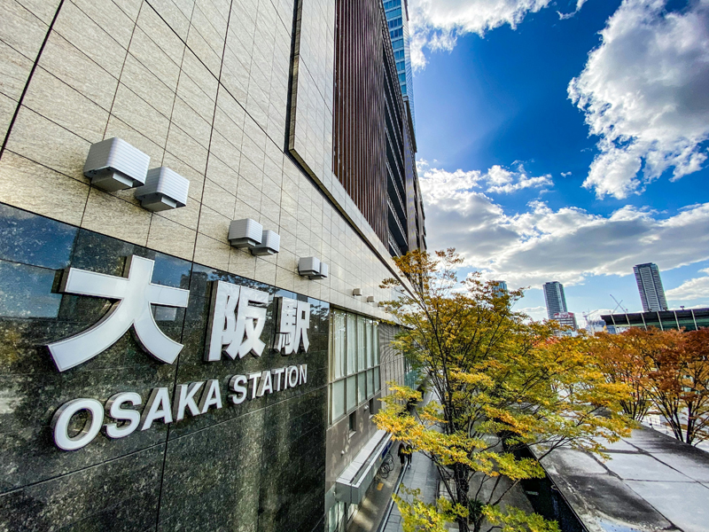 街路樹が黄色く色づいた秋の大阪駅
